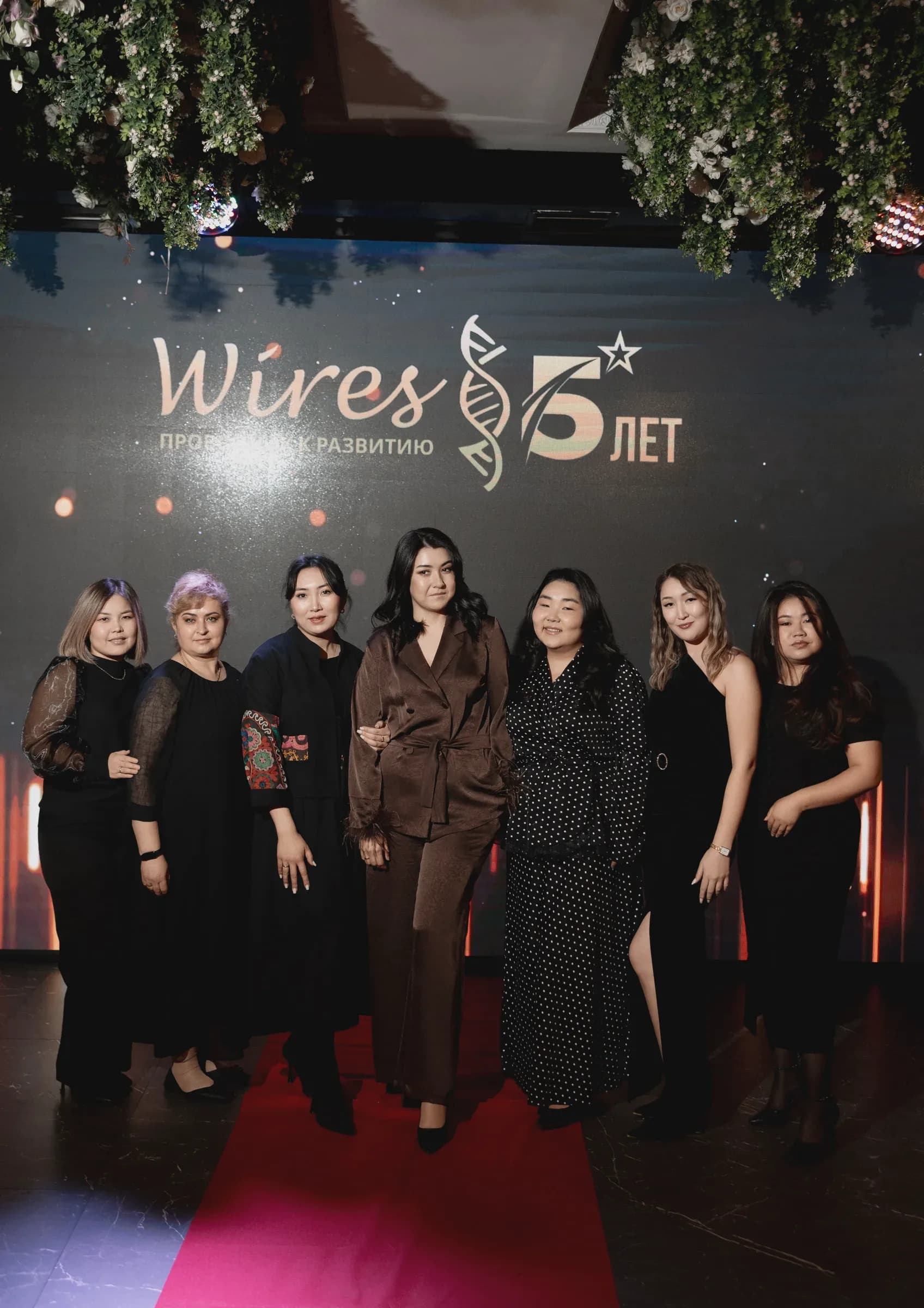 Сотрудницы Wires на красной дорожке юбилея